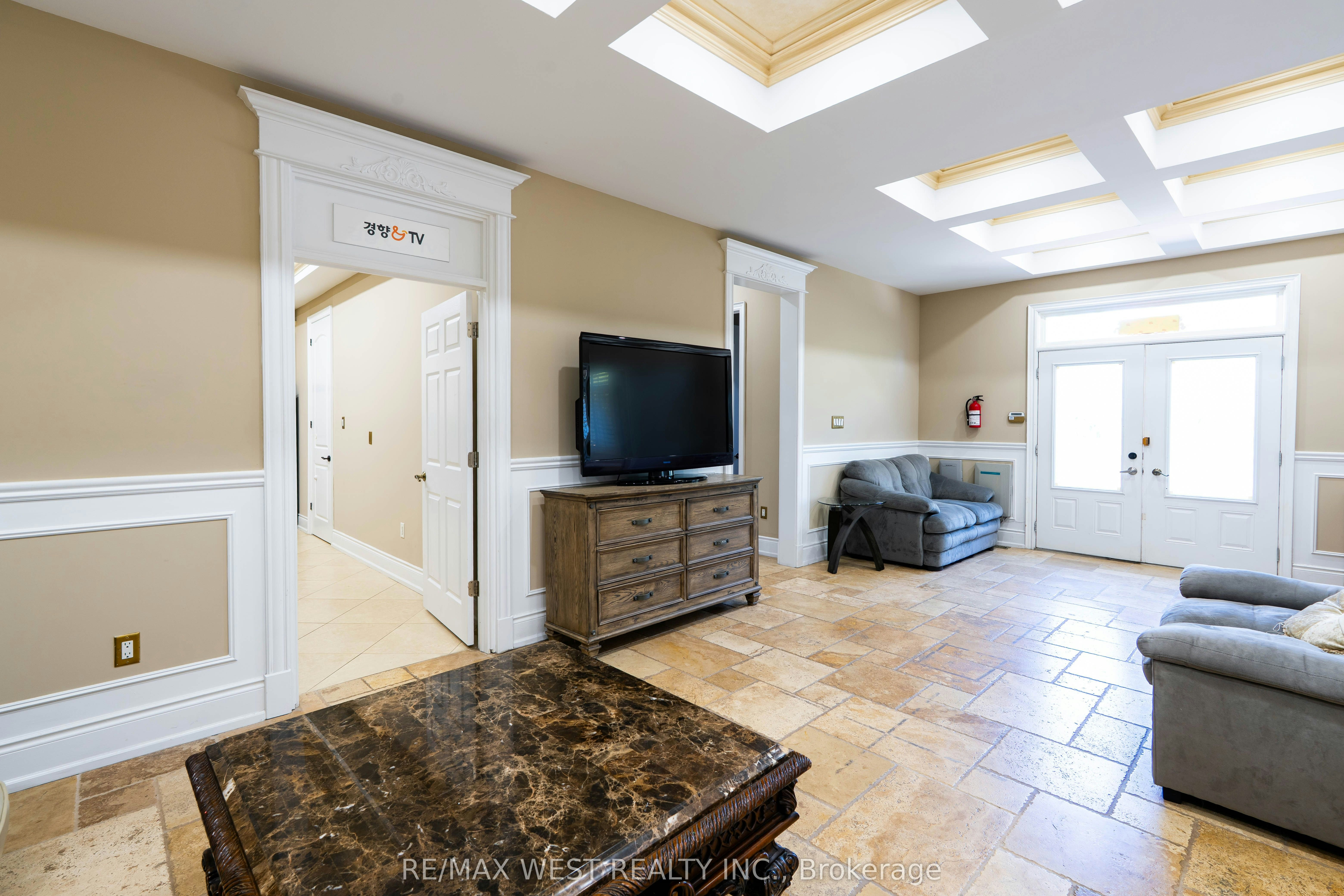Main Floor-83 Elm Avenue, Richmond Hill, ON, L4C 6K8 - 8