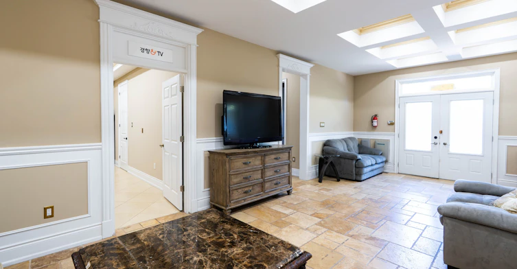 Main Floor-83 Elm Avenue, Richmond Hill, ON, L4C 6K8 - 8