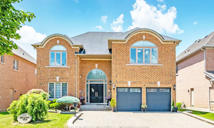 76 Silver Rose Crescent