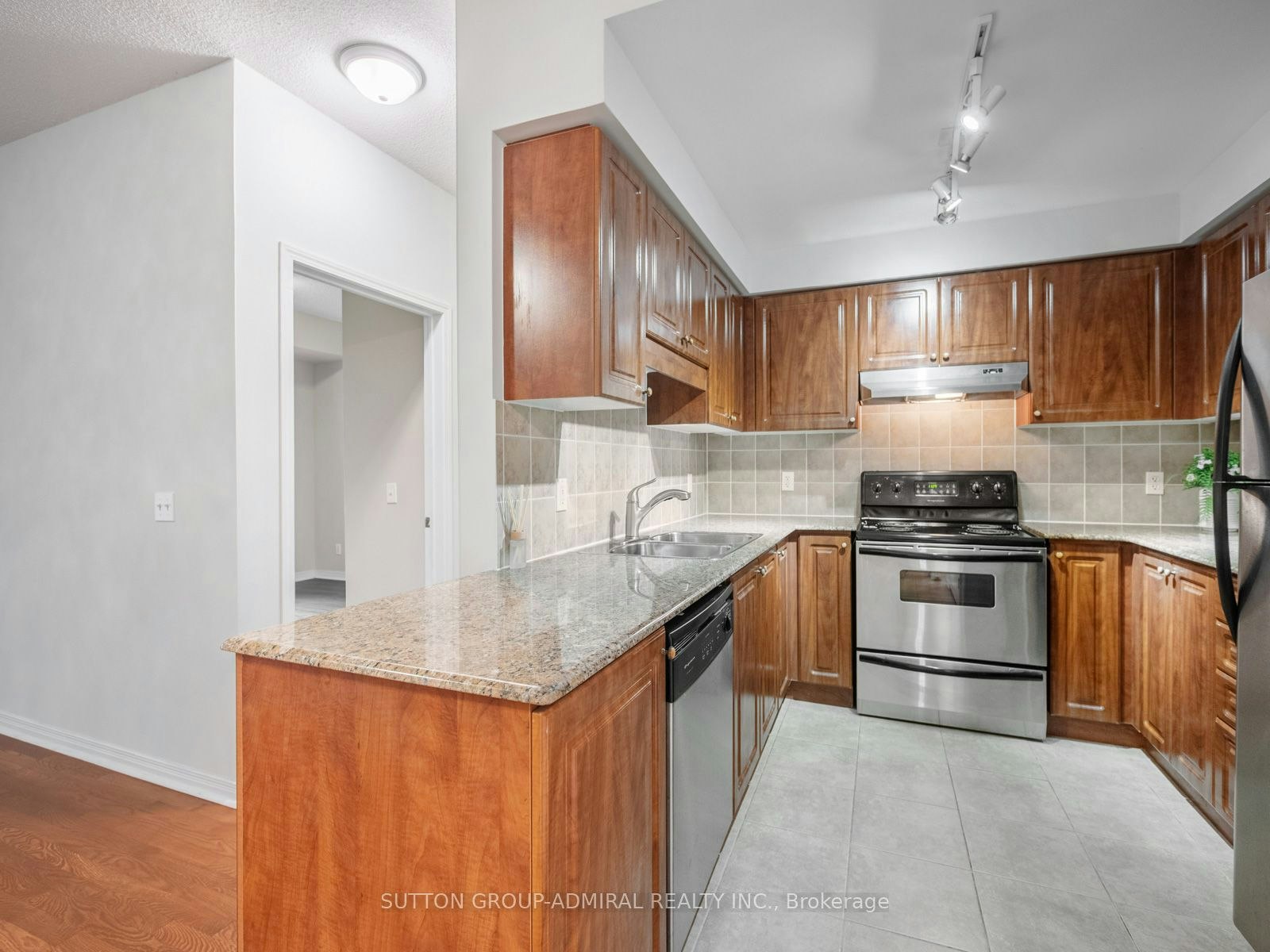 215-1 Maison Parc Court, Vaughan, ON, L4J 9K1 - 7
