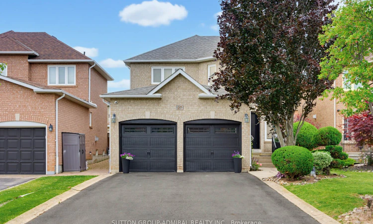 27 Pine Hollow Crescent