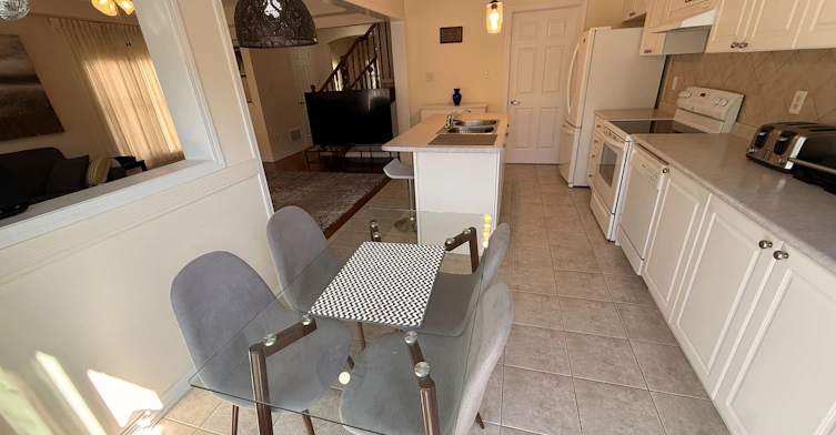 (Main & 2nd floor)-211 Chilcott Crescent, Newmarket, ON, L3X 3G6 - 11