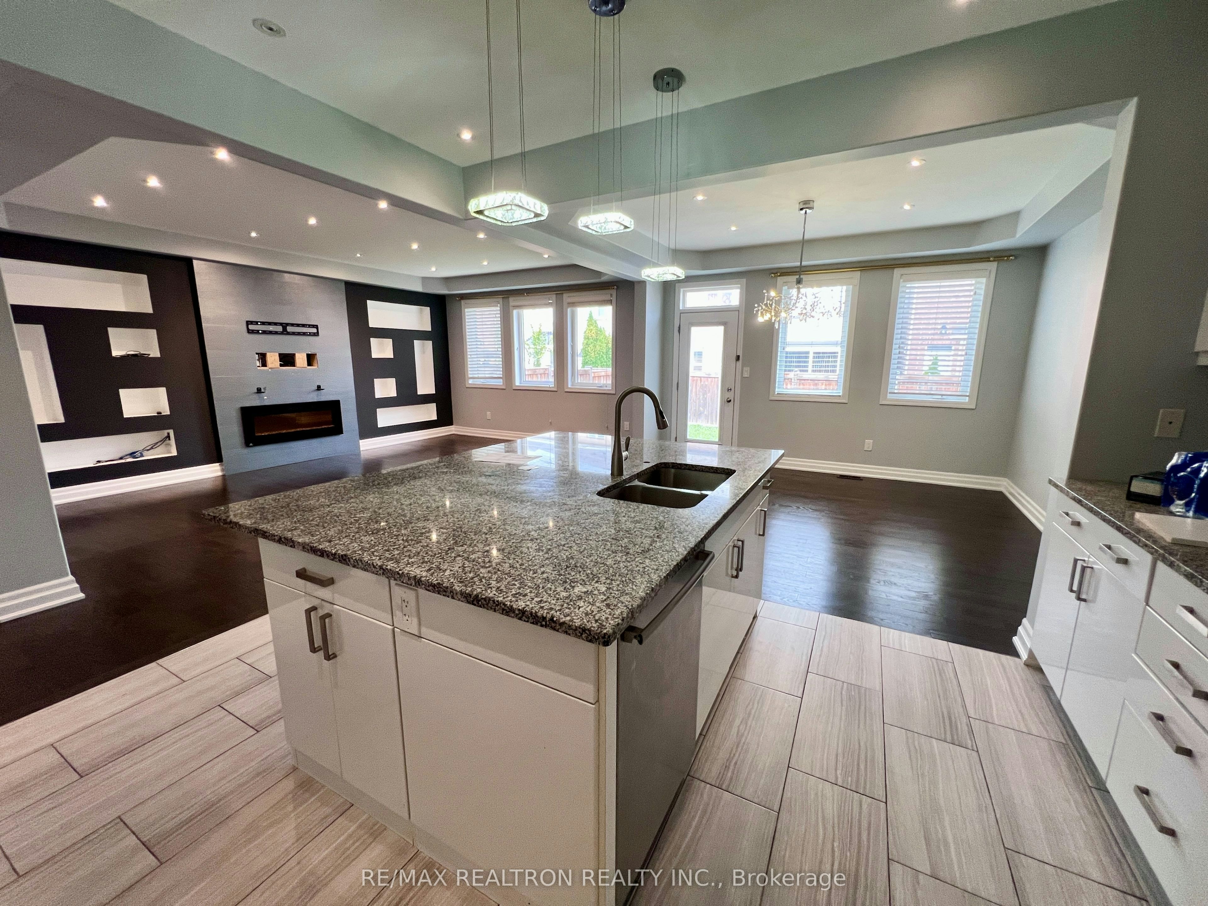 223 Thomas Phillips Drive, Aurora, ON, L4G 0Y2 - 2