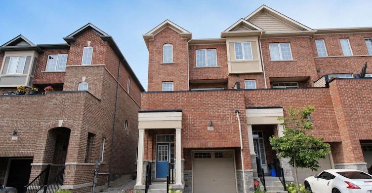 193 Harding Park Street, Newmarket, ON, L3Y 0E3