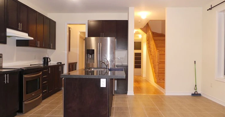 29 Applegate Drive, East Gwillimbury, ON, L9N 0R2 - 2