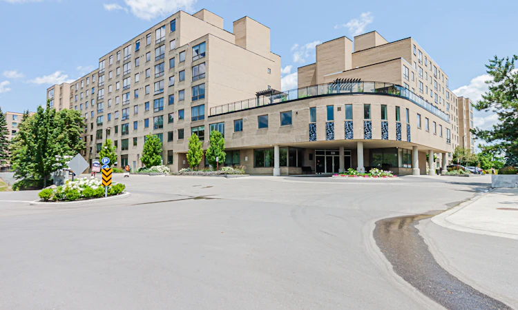 301-326 Major Mackenzie Drive E