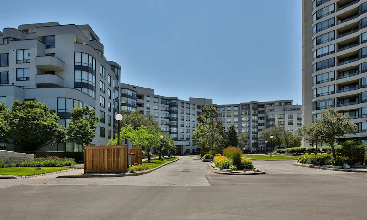 106-333 Clark Avenue W