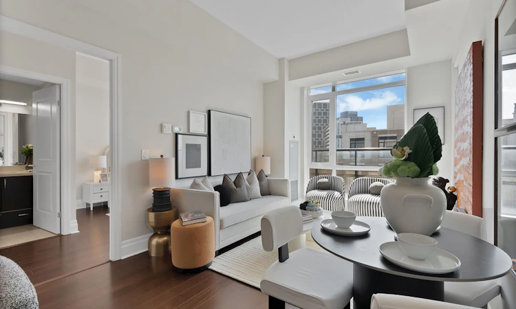 1004-131 Upper Duke Crescent