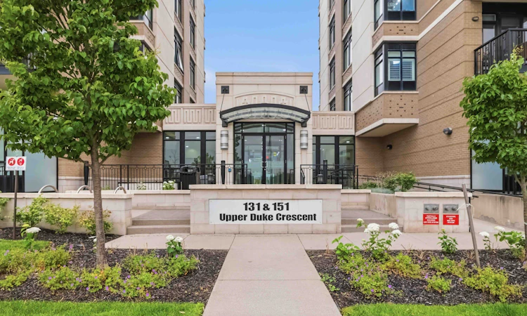 405-151 Upper Duke Crescent