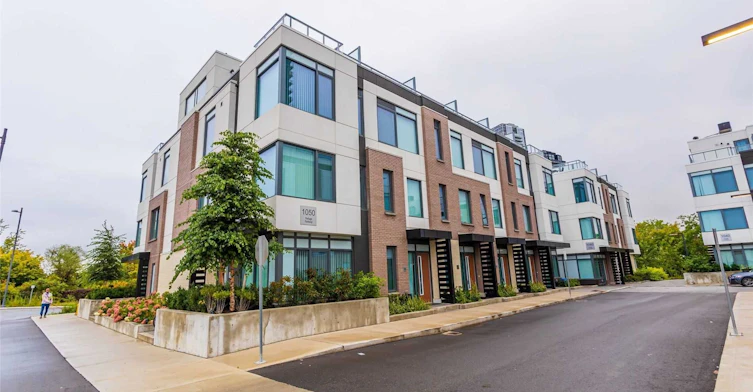 TH37-1050 Portage Parkway W, Vaughan, ON, L4K 2M7