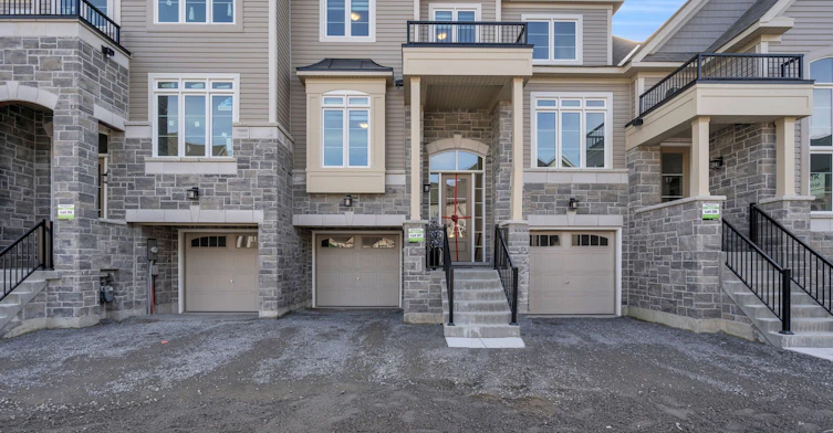 96 Lyall Stokes Circle, East Gwillimbury, ON, L0G 1M0