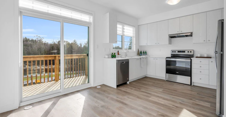 96 Lyall Stokes Circle, East Gwillimbury, ON, L0G 1M0 - 5