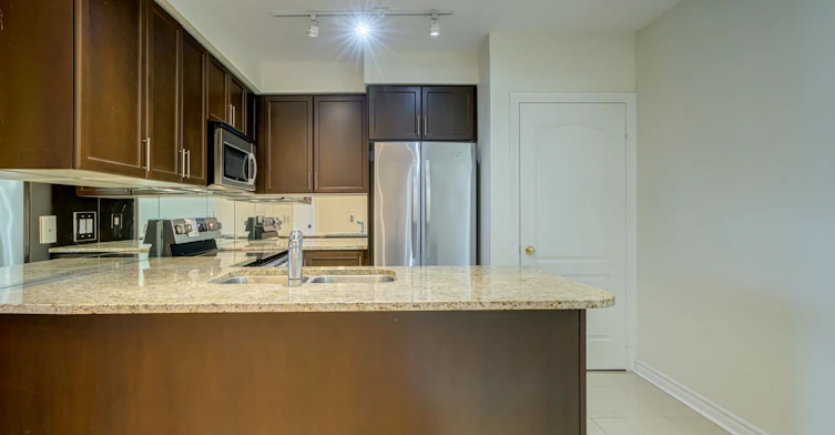 201-88 Promenade Circle, Vaughan, ON, L4J 9A4 - 9