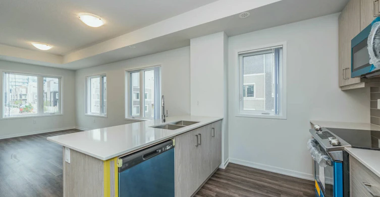 292-140 Honeycrisp Crescent, Vaughan, ON, L4K 0N7 - 5
