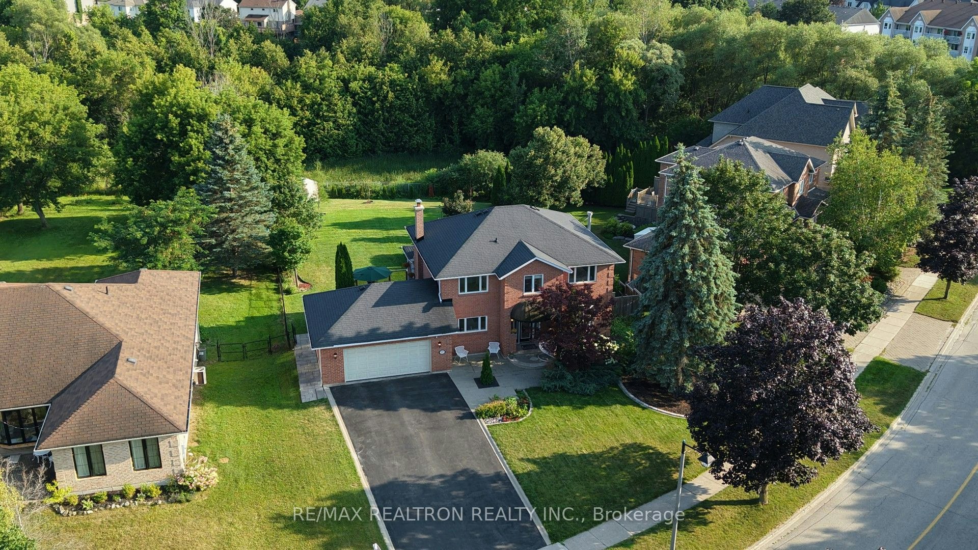 97 Thompson Drive, East Gwillimbury, ON, L9N 1E2