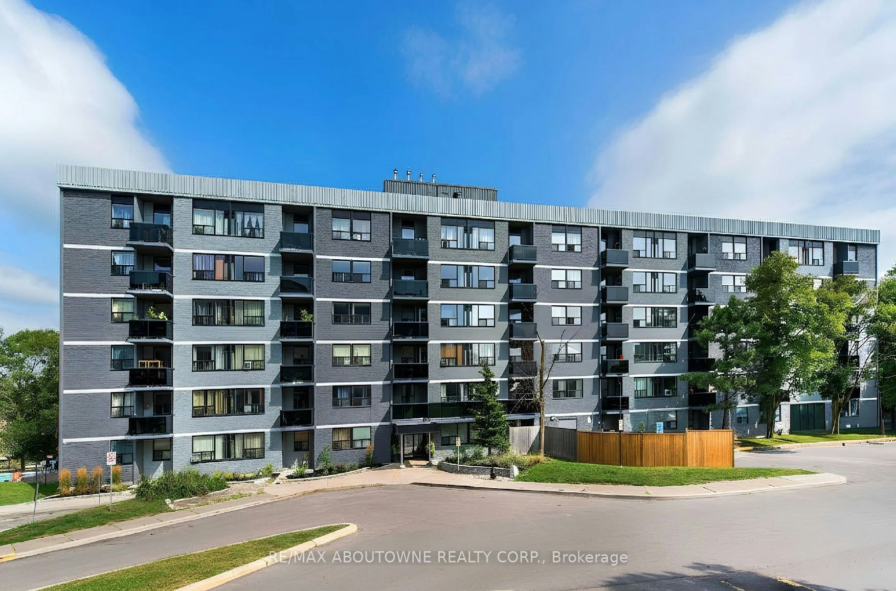 306-145 Wellington Street W, Aurora, ON, L4G 2N9