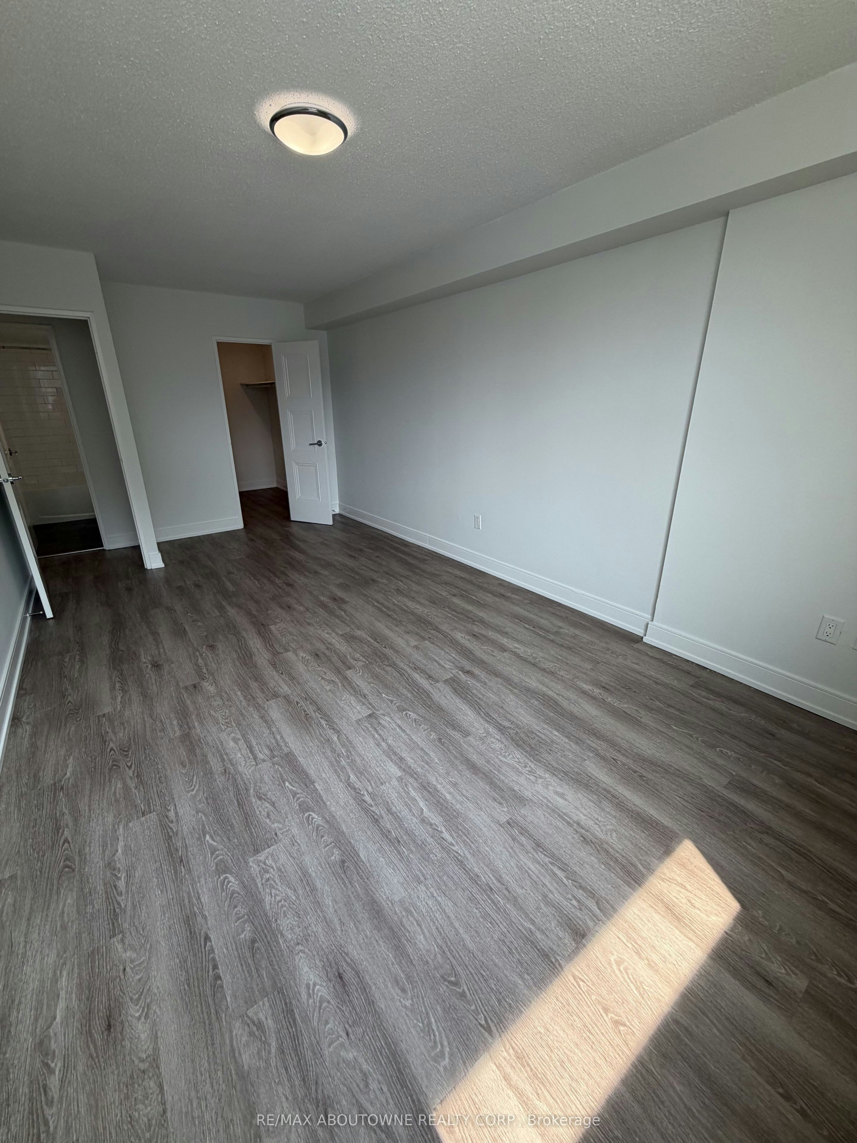 202-147 Wellington Street W, Aurora, ON, L4G 2N9 - 18