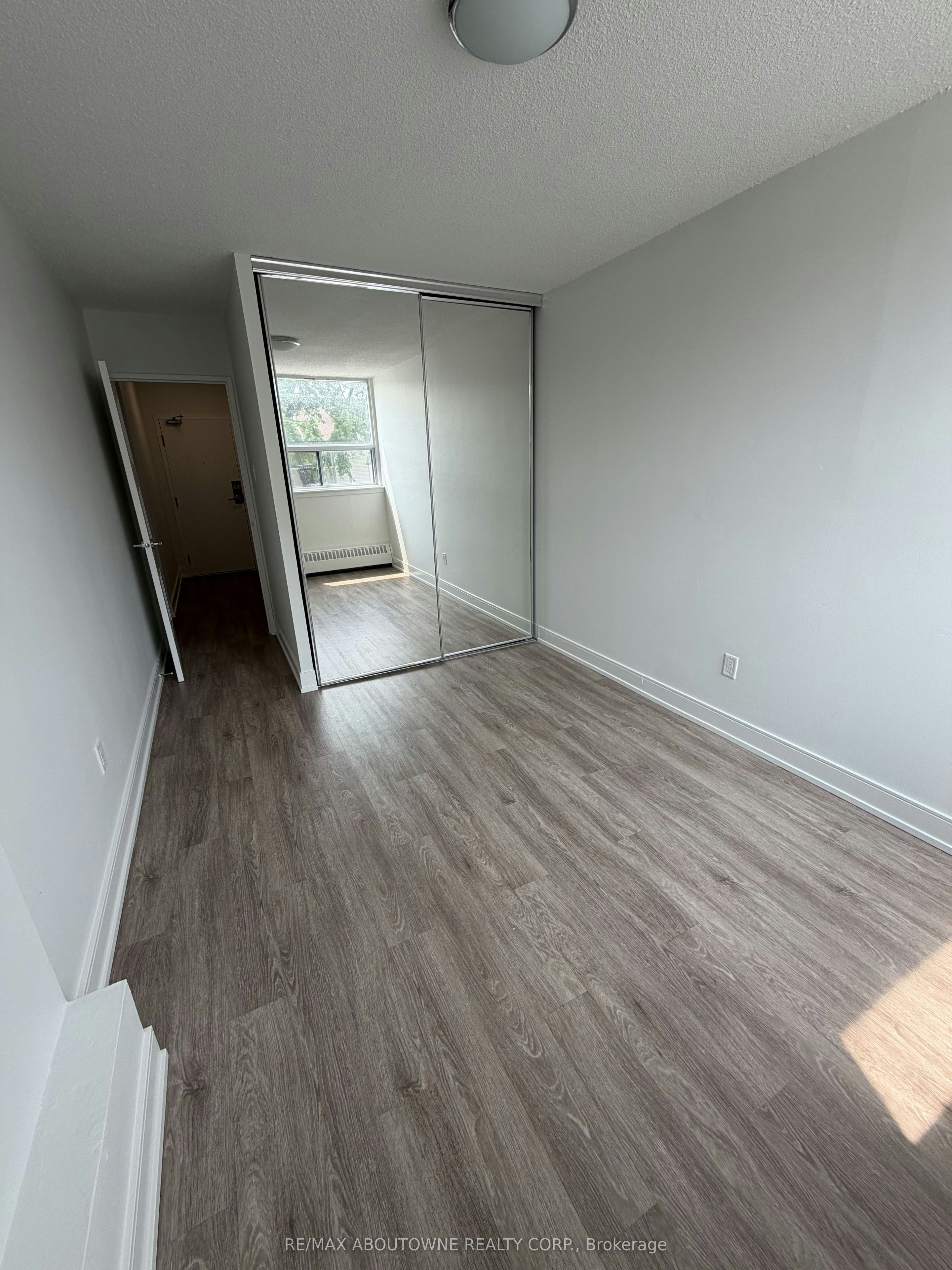 202-147 Wellington Street W, Aurora, ON, L4G 2N9 - 13
