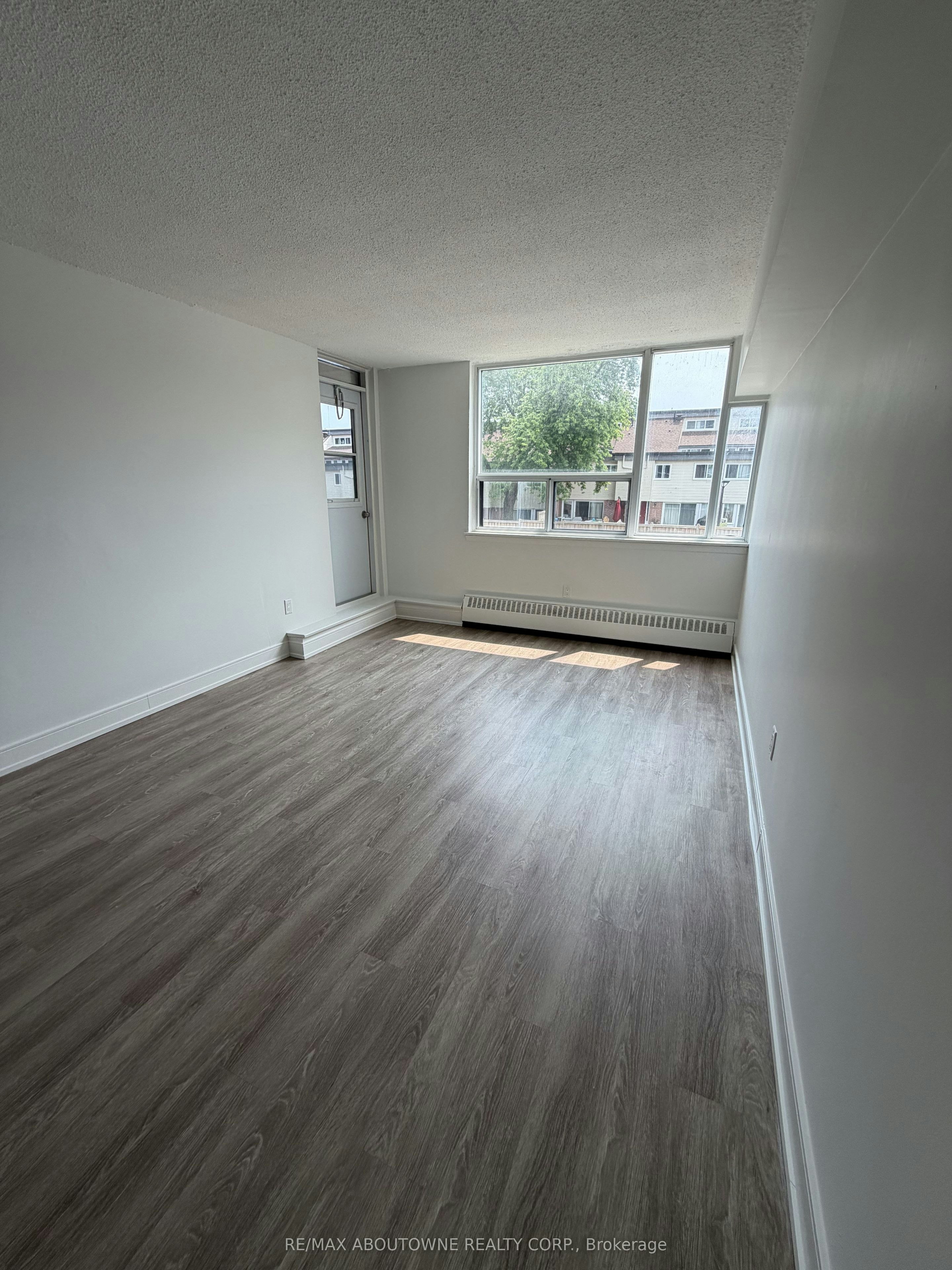 202-147 Wellington Street W, Aurora, ON, L4G 2N9 - 4