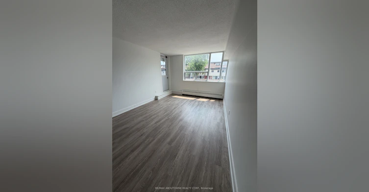 202-147 Wellington Street W, Aurora, ON, L4G 2N9 - 4