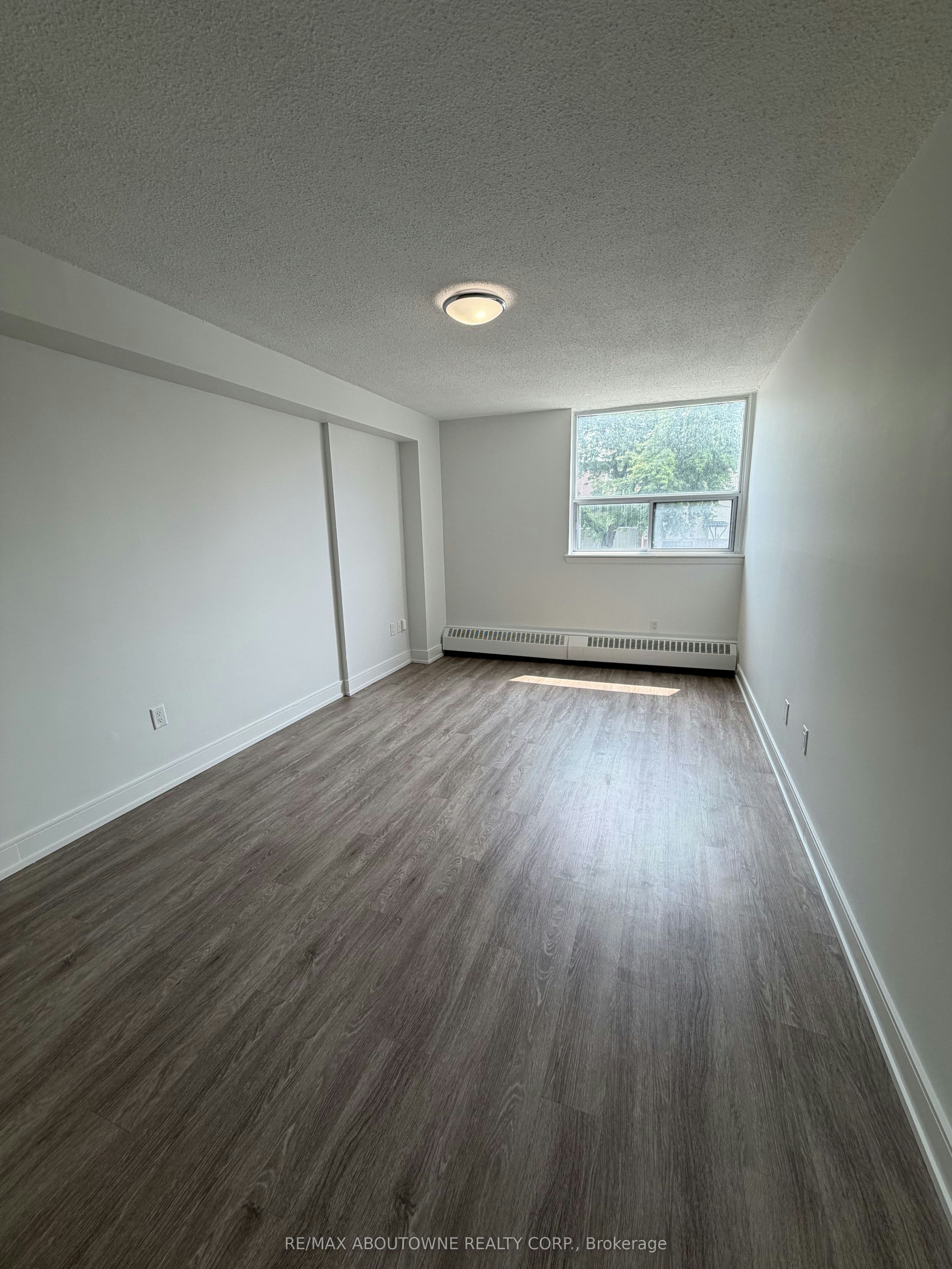 202-147 Wellington Street W, Aurora, ON, L4G 2N9 - 17