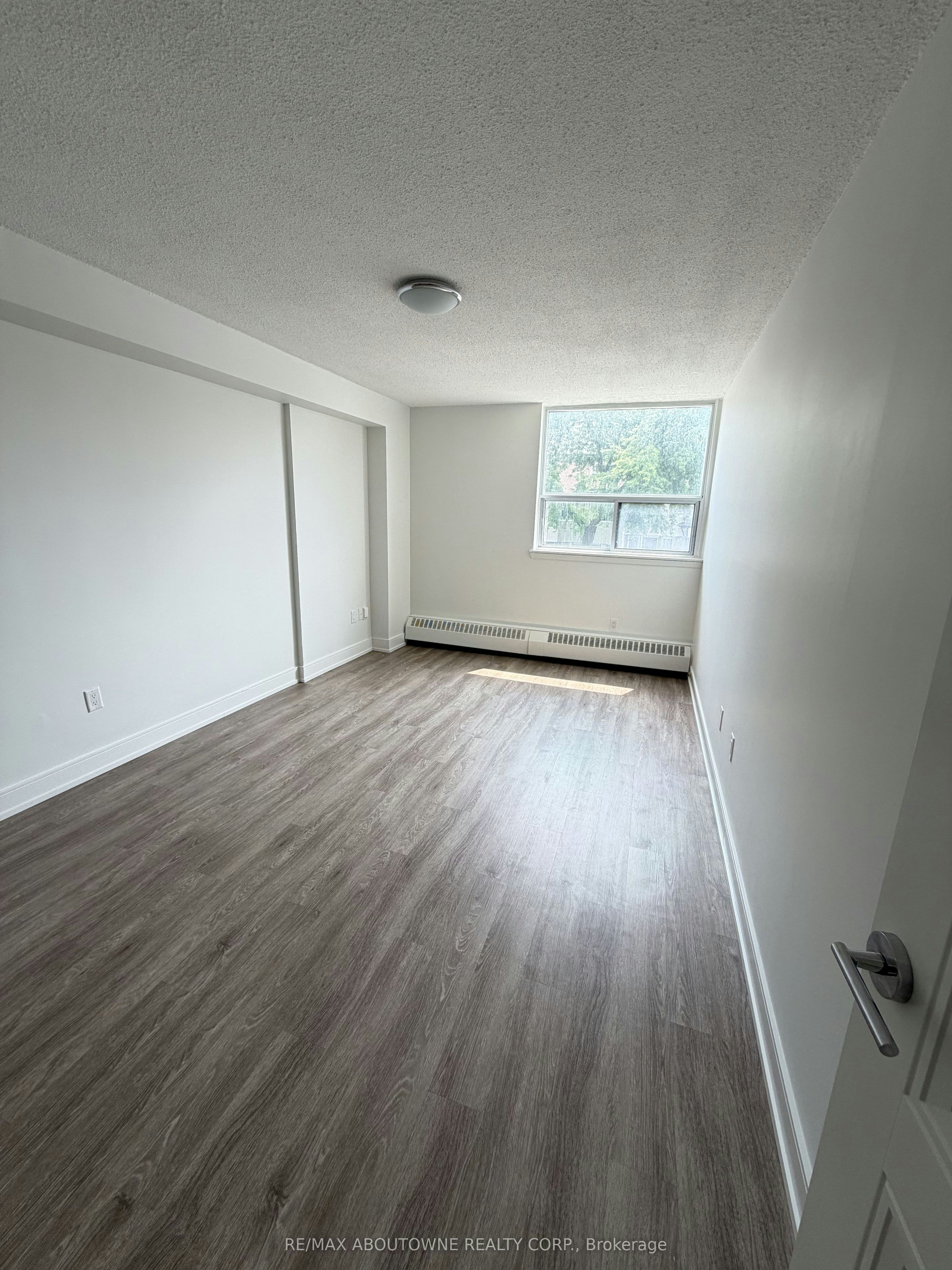 202-147 Wellington Street W, Aurora, ON, L4G 2N9 - 15