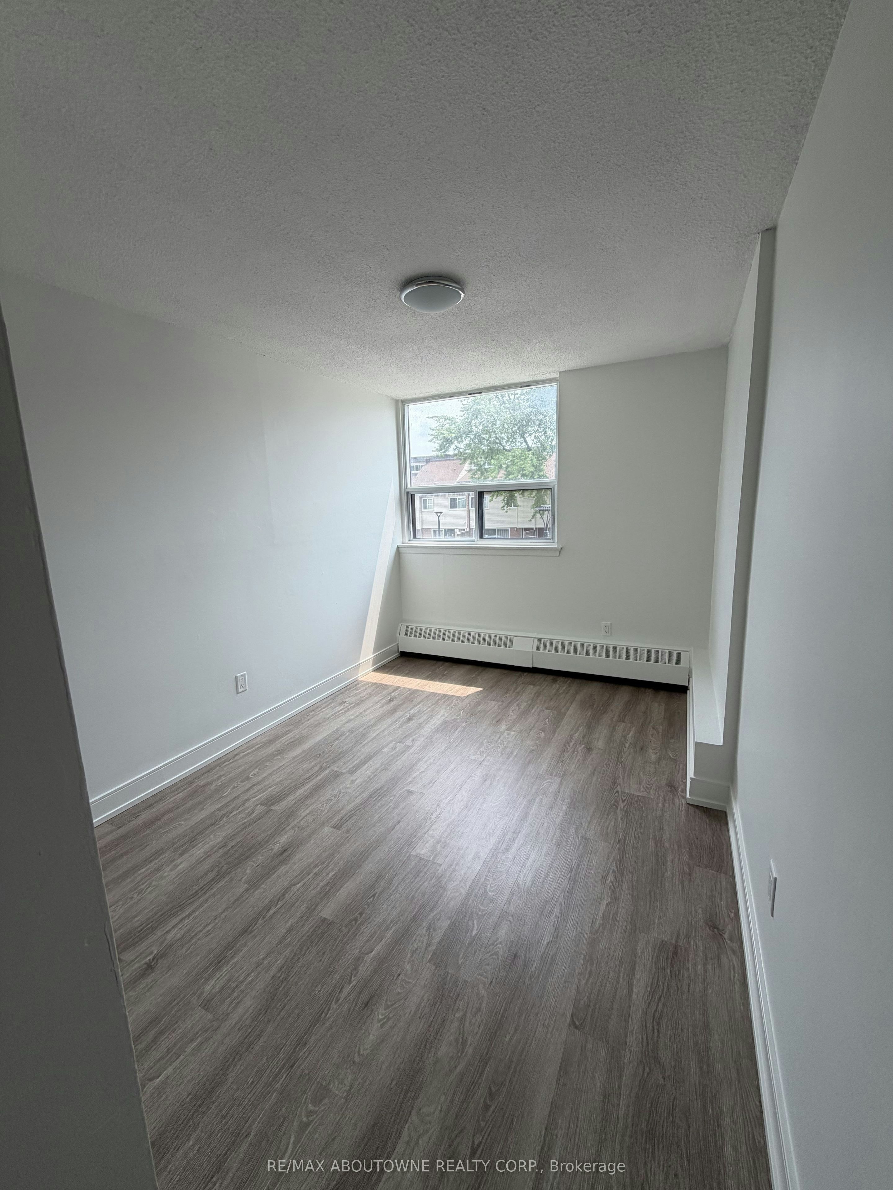 202-147 Wellington Street W, Aurora, ON, L4G 2N9 - 12