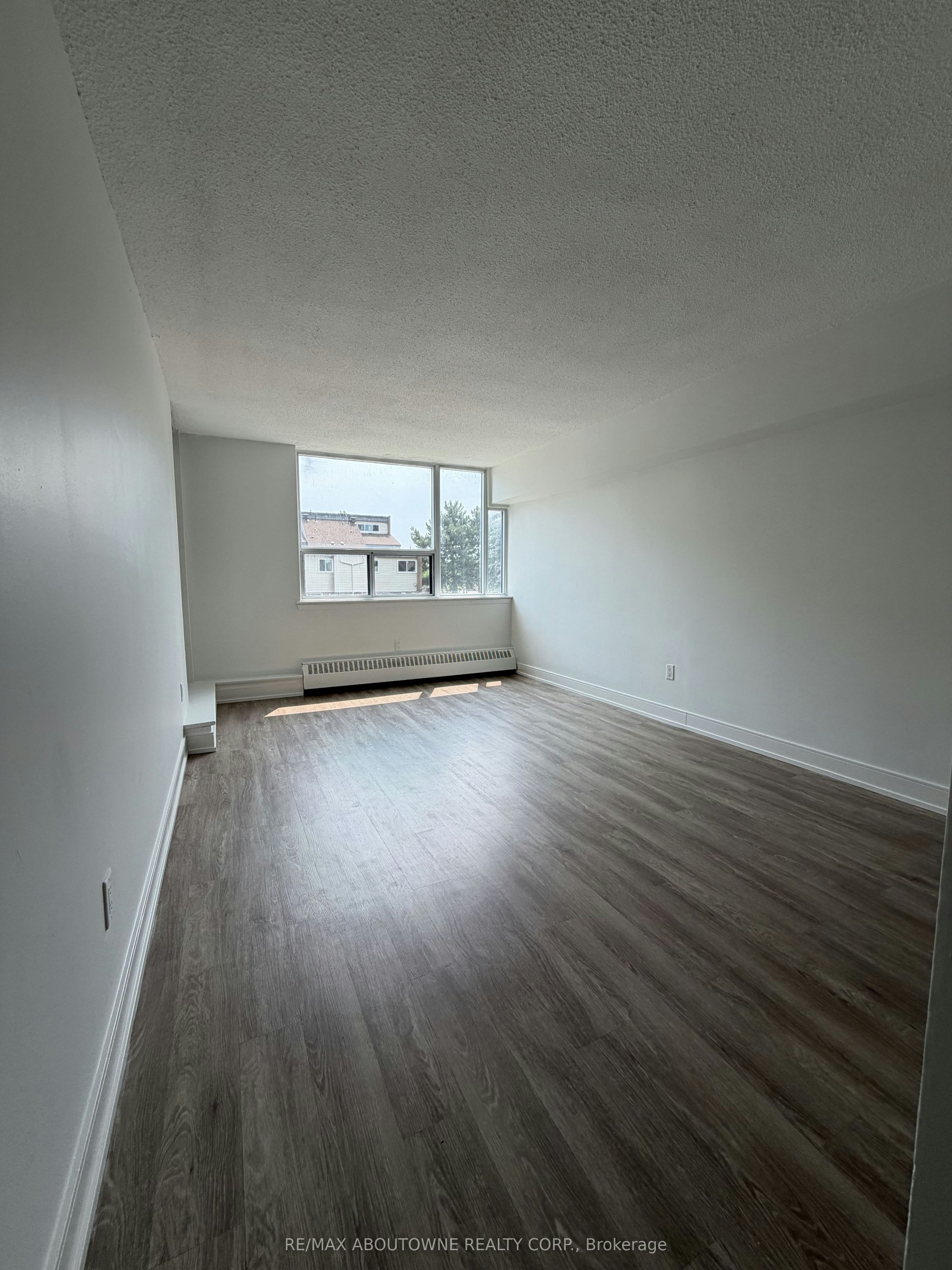 202-147 Wellington Street W, Aurora, ON, L4G 2N9 - 3
