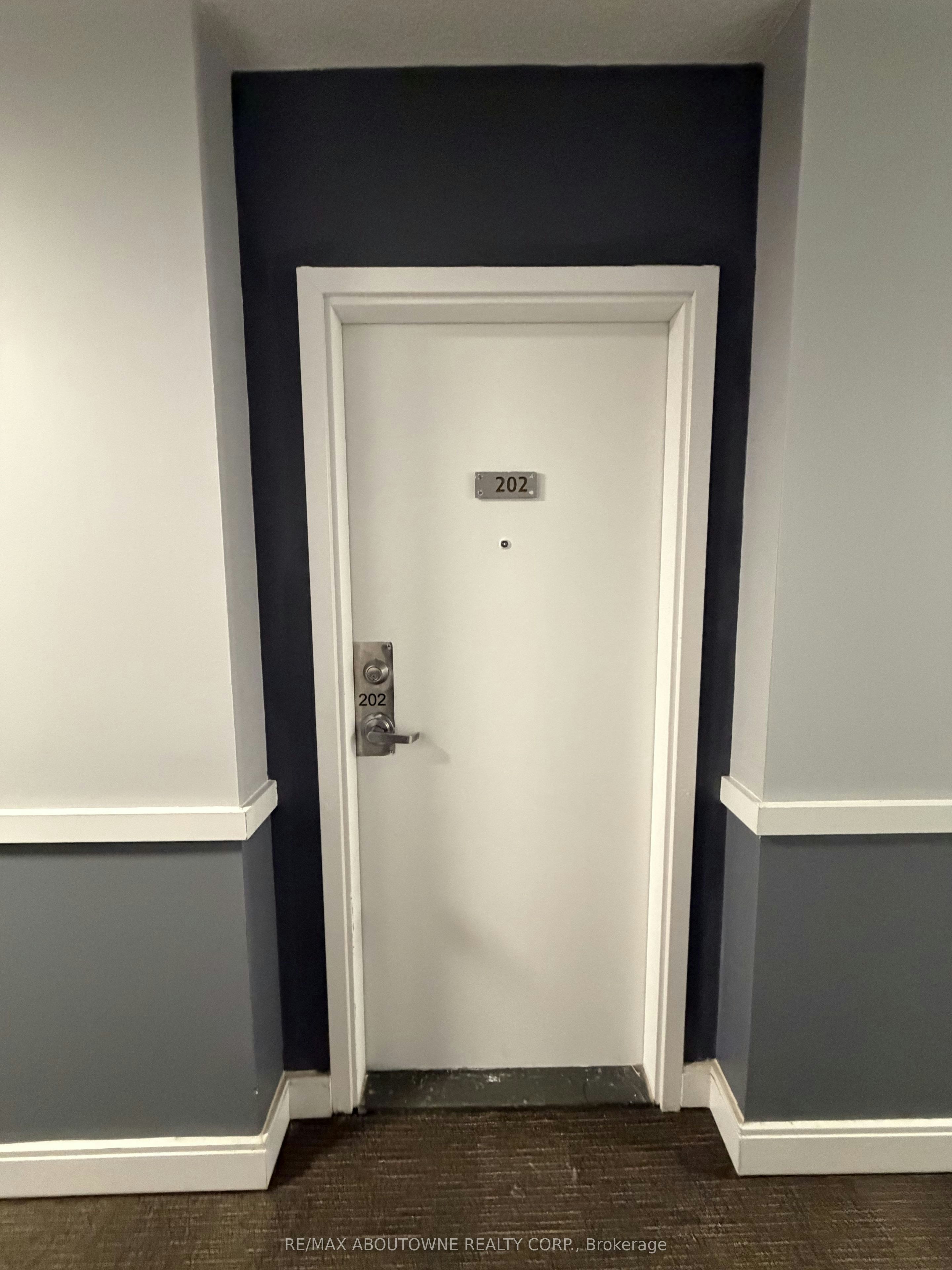 202-147 Wellington Street W, Aurora, ON, L4G 2N9 - 2