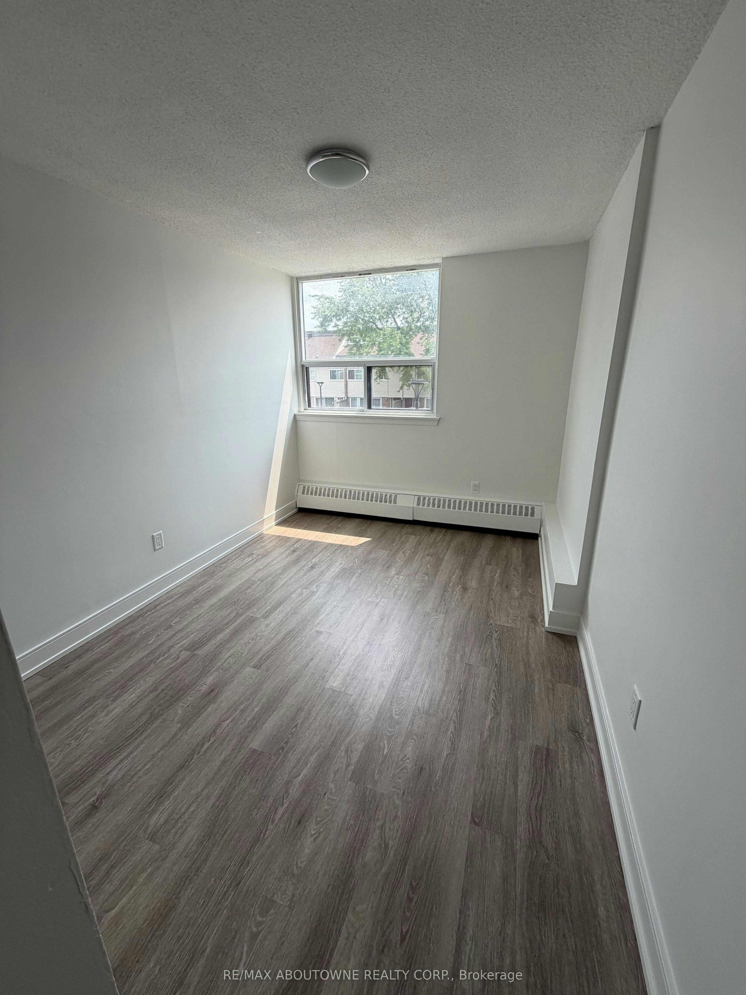 202-147 Wellington Street W, Aurora, ON, L4G 2N9 - 19