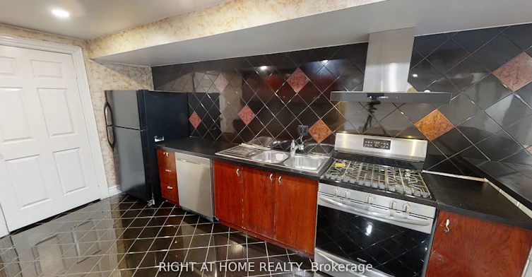 31 Northgate Crescent E, Richmond Hill, ON, L4B 2K8 - 3