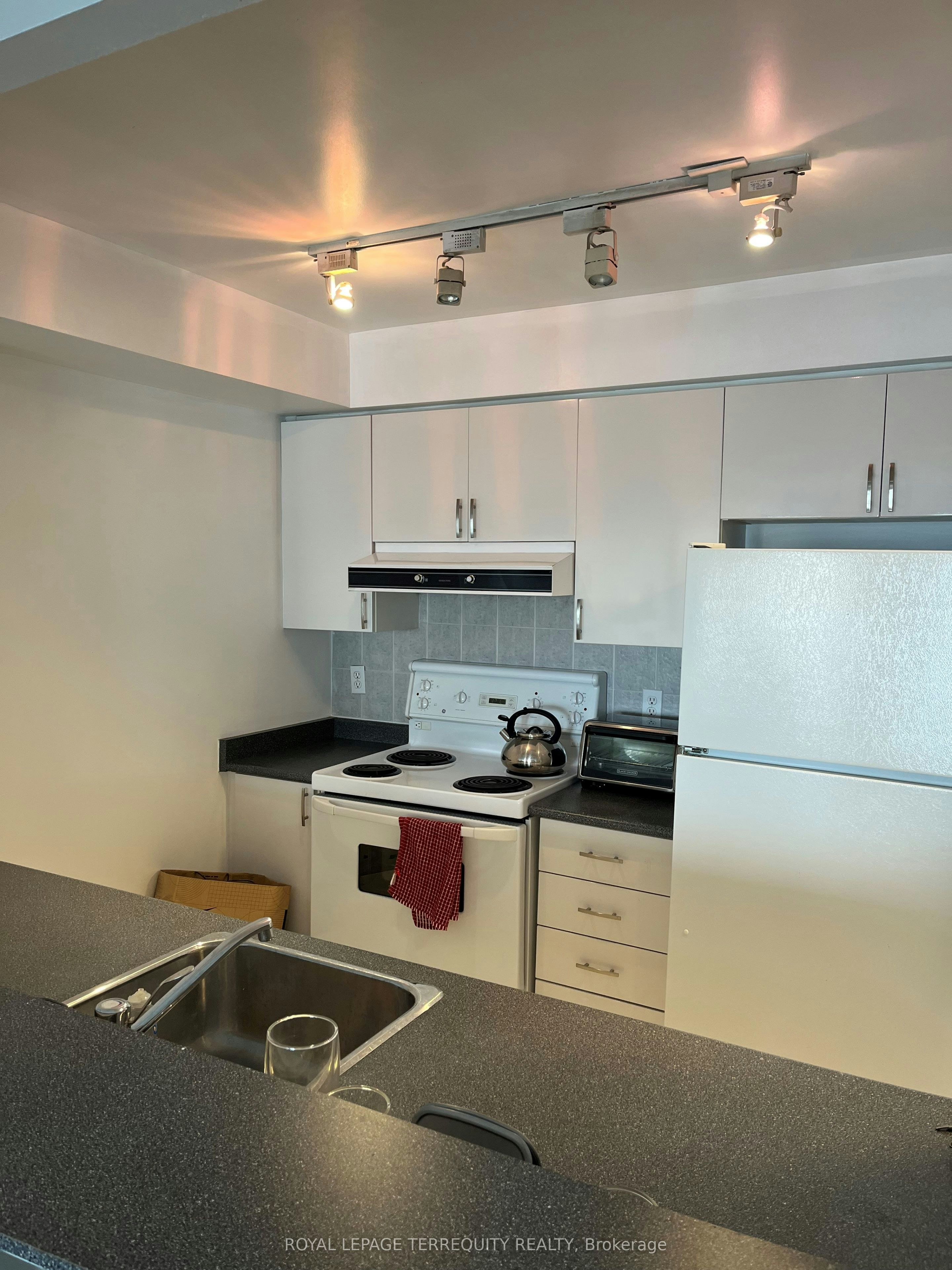901-399 South Park Road, Markham, ON, L3T 7W6 - 2