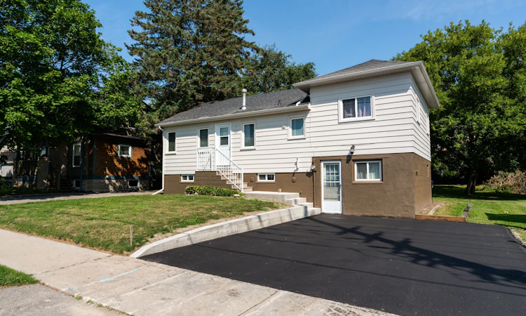 137 John Street E