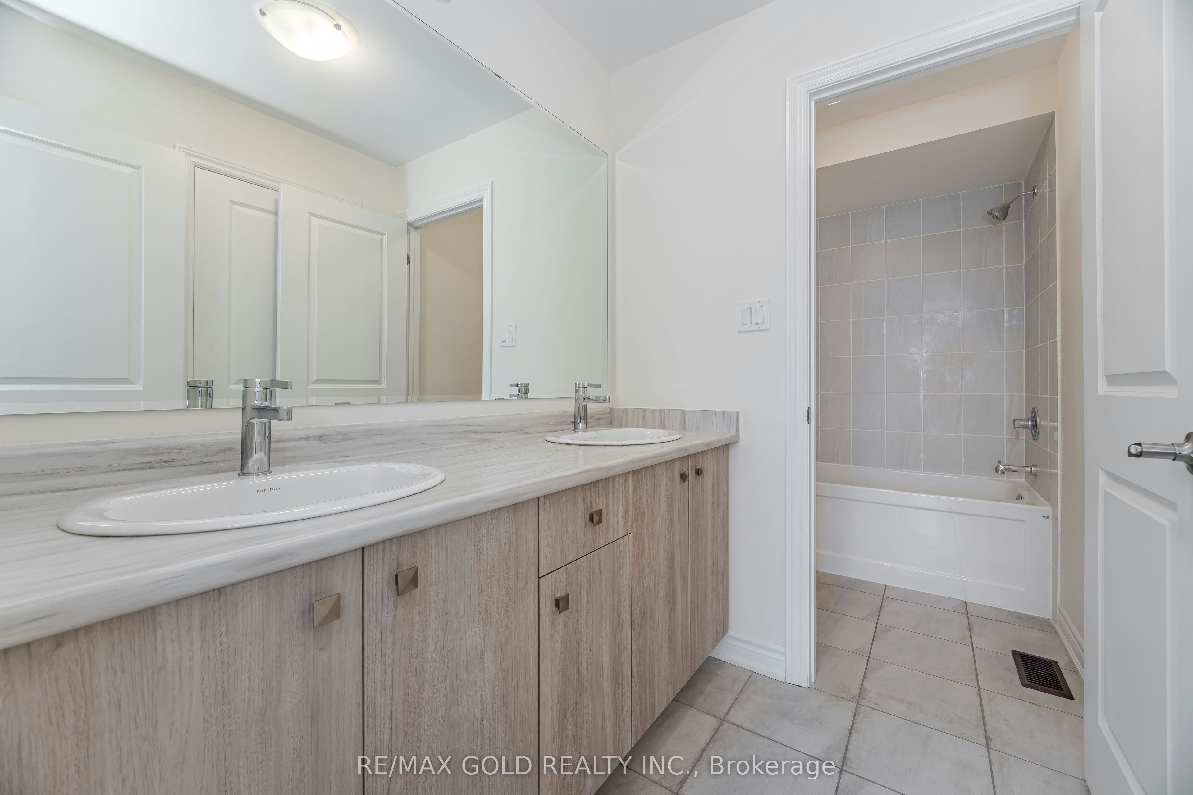 9 Kentledge Avenue, East Gwillimbury, ON, L9N 0V9 - 33