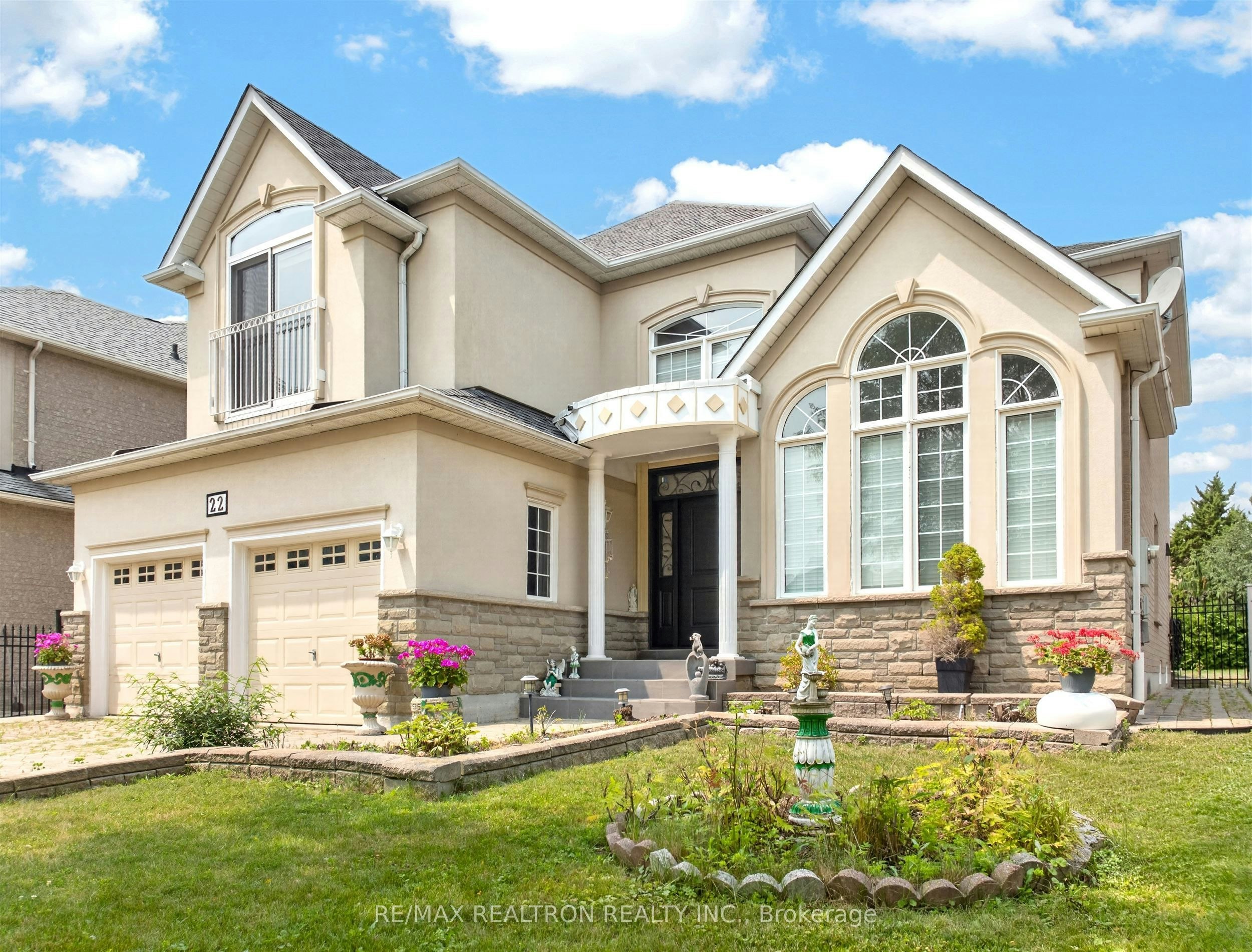 22 Queensborough Court, Richmond Hill, ON, L4E 4E4