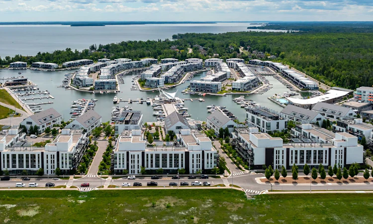 B208-271 Sea Ray Avenue