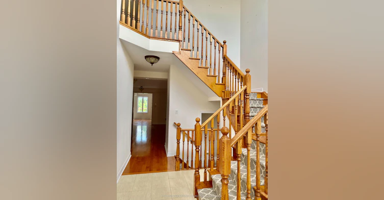160 Chouinard Way, Aurora, ON, L4G 1B7 - 2