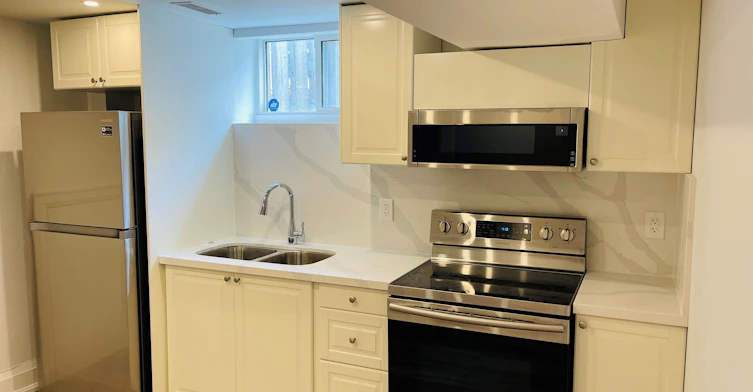 32 Kitimat Crescent, Aurora, ON, L4G 3C3