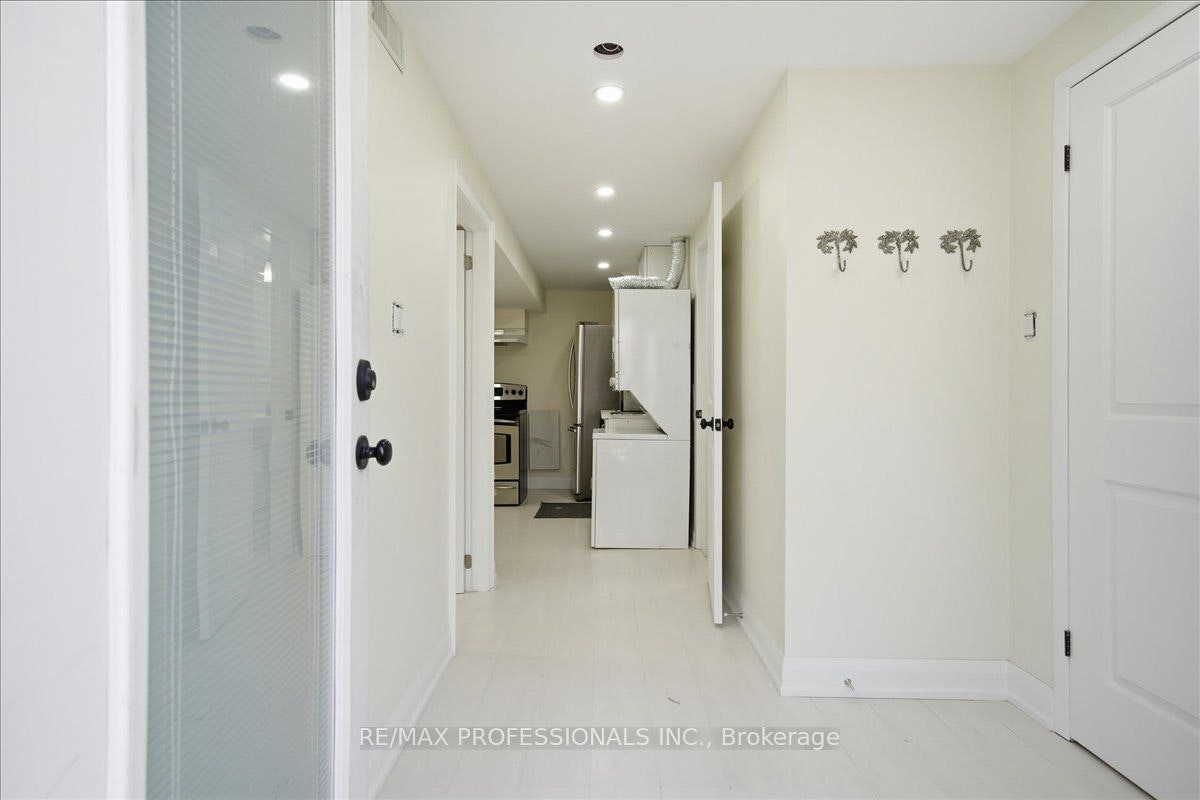 D-9611 Keele Street, Vaughan, ON, L6A 1M1 - 2