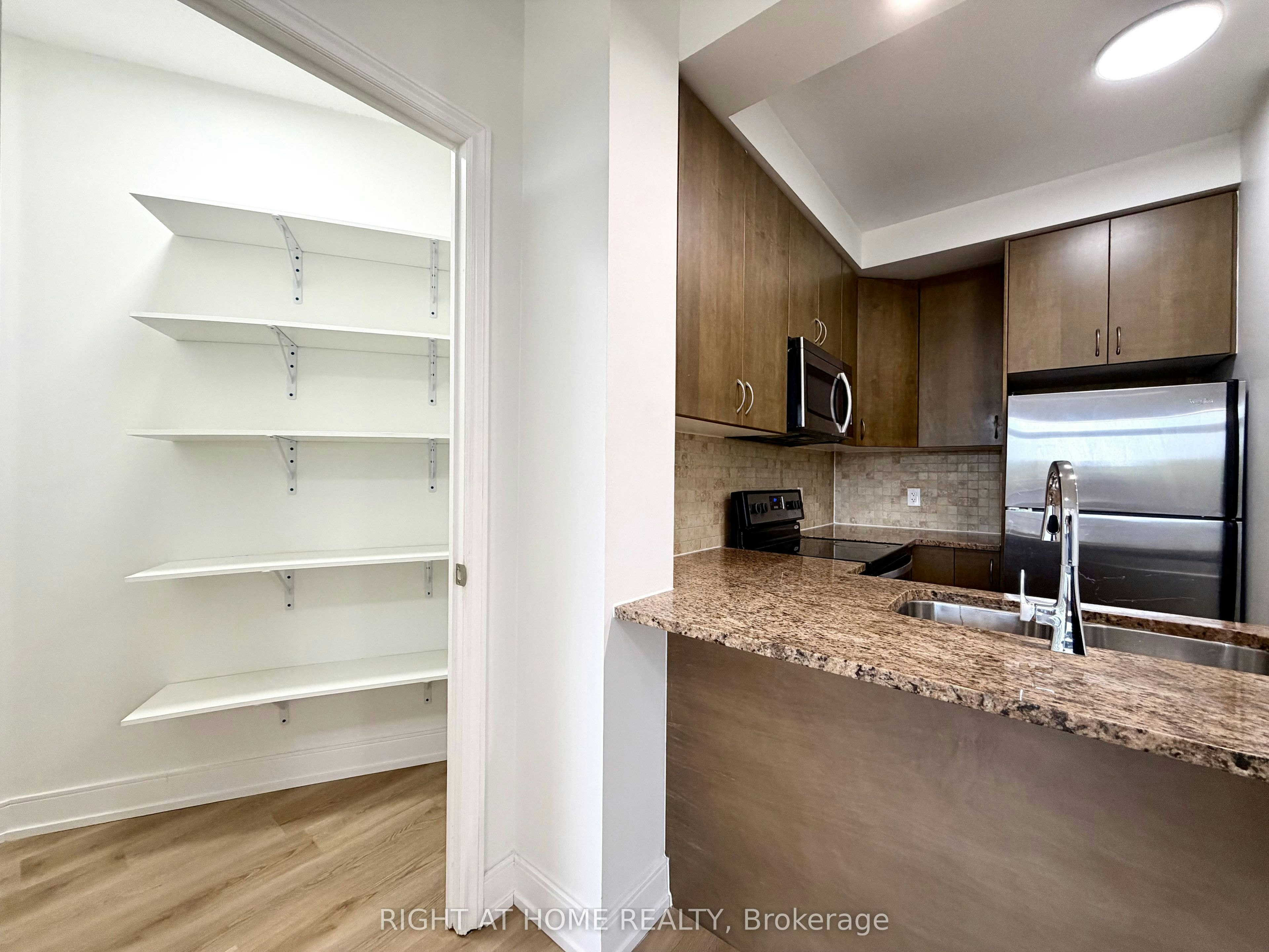 214-9235 Jane Street, Vaughan, ON, L6A 0J8 - 11