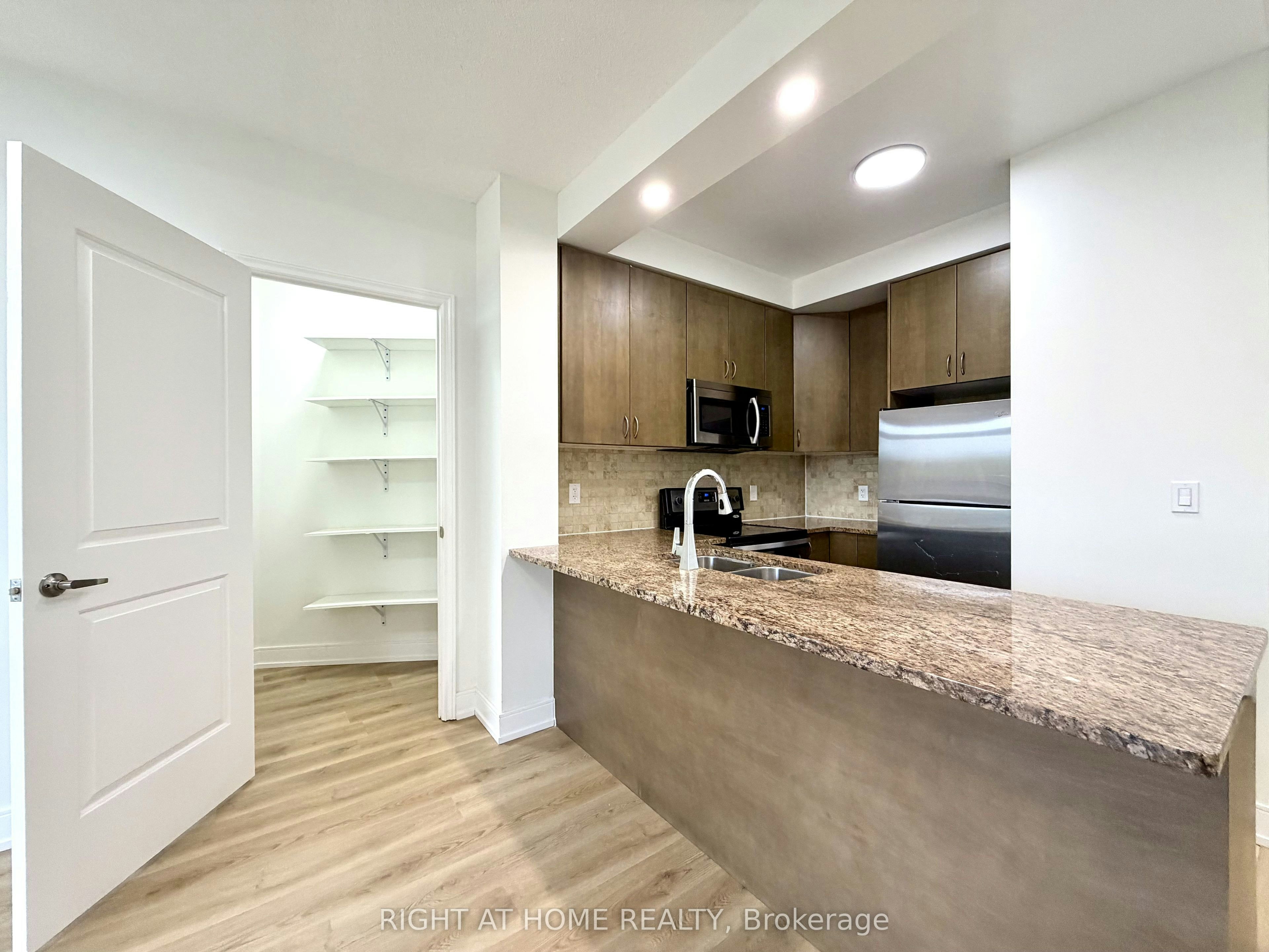 214-9235 Jane Street, Vaughan, ON, L6A 0J8 - 12