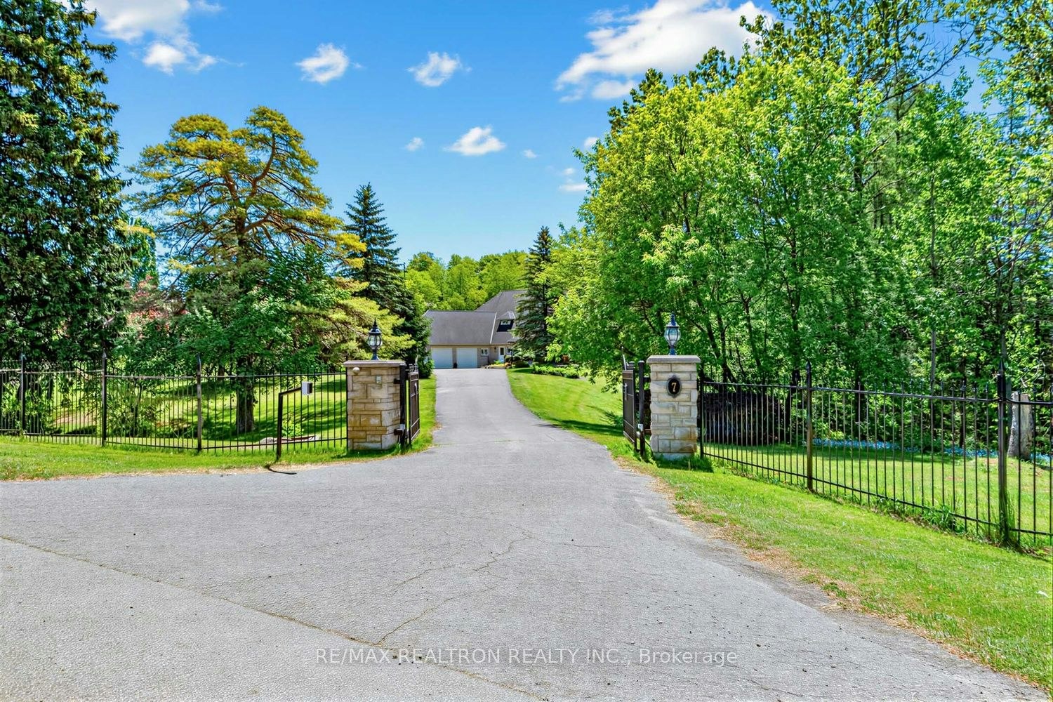 7 Gilbert Drive, Aurora, ON, L4G 6W8