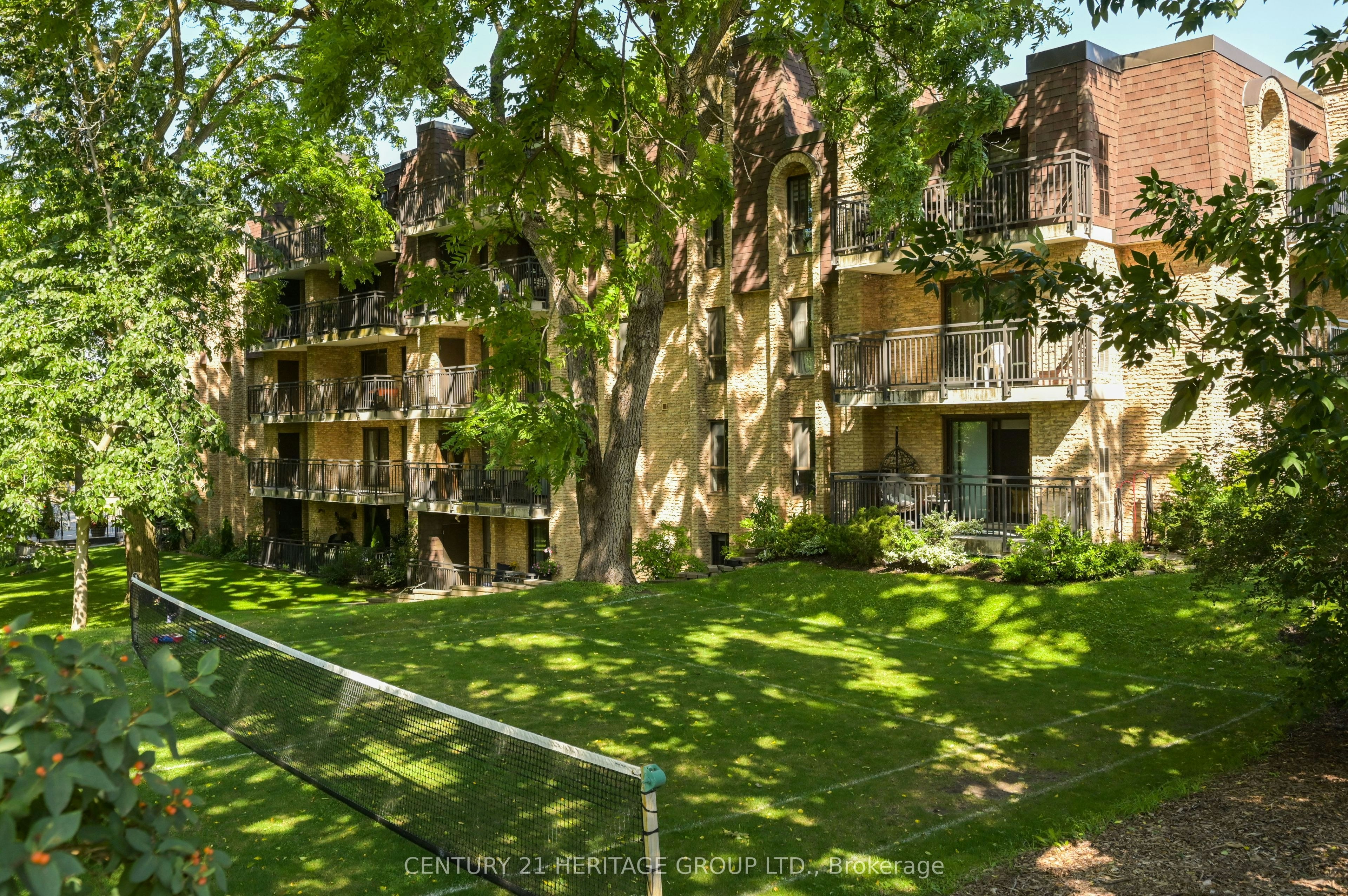 PH 1-15390 Yonge Street, Aurora, ON, L4G 1N8