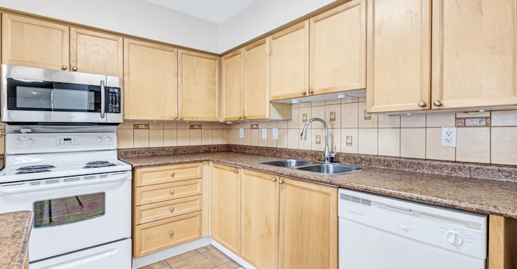 1014-260 Davis Drive, Newmarket, ON, L3Y 7C3 - 7