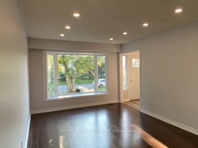 Main-779 Greenfield Crescent, Newmarket, ON, L3Y 3B2 - 2