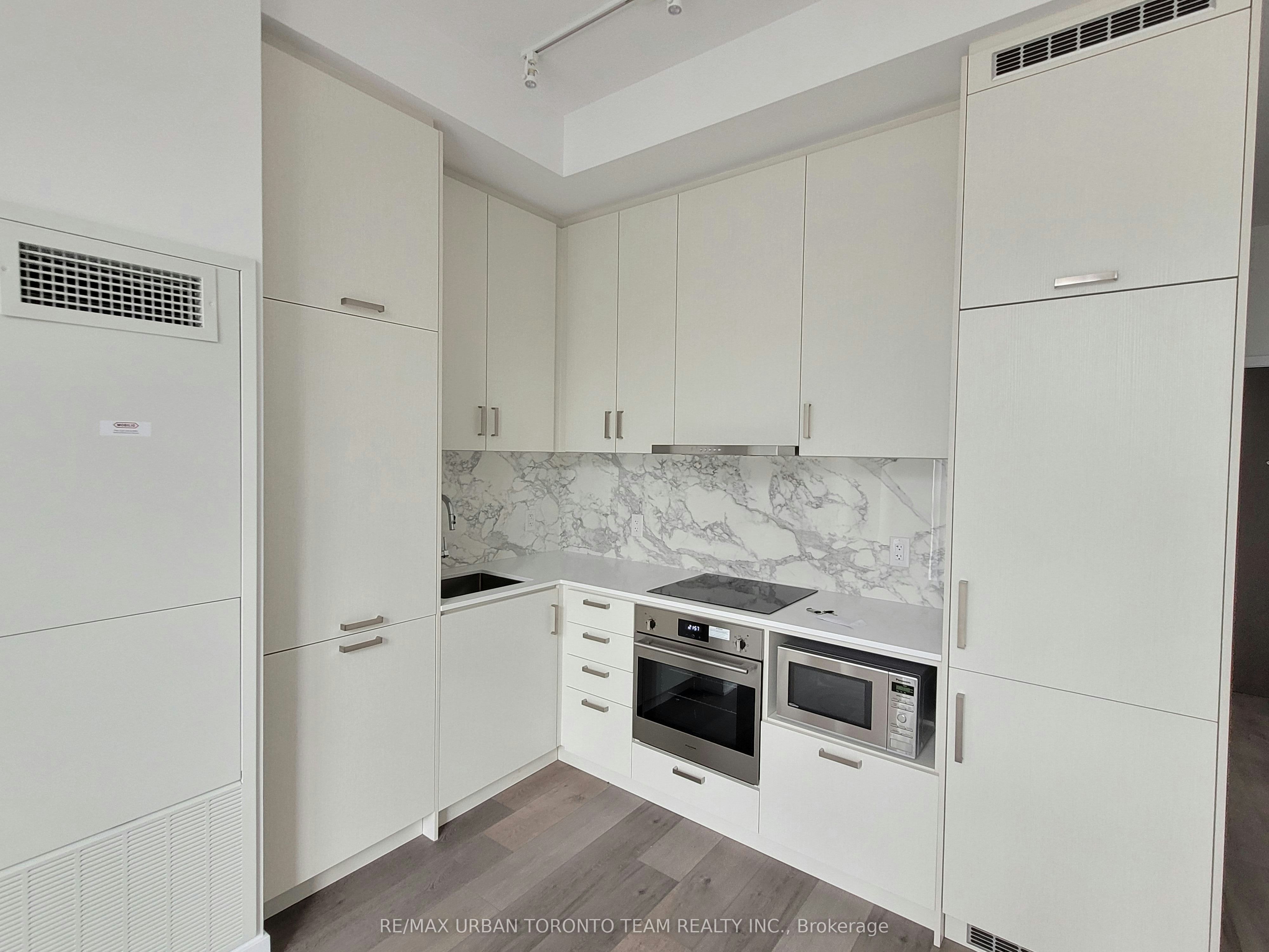 207-60 Honeycrisp Crescent, Vaughan, ON, L4K 5Z8 - 4