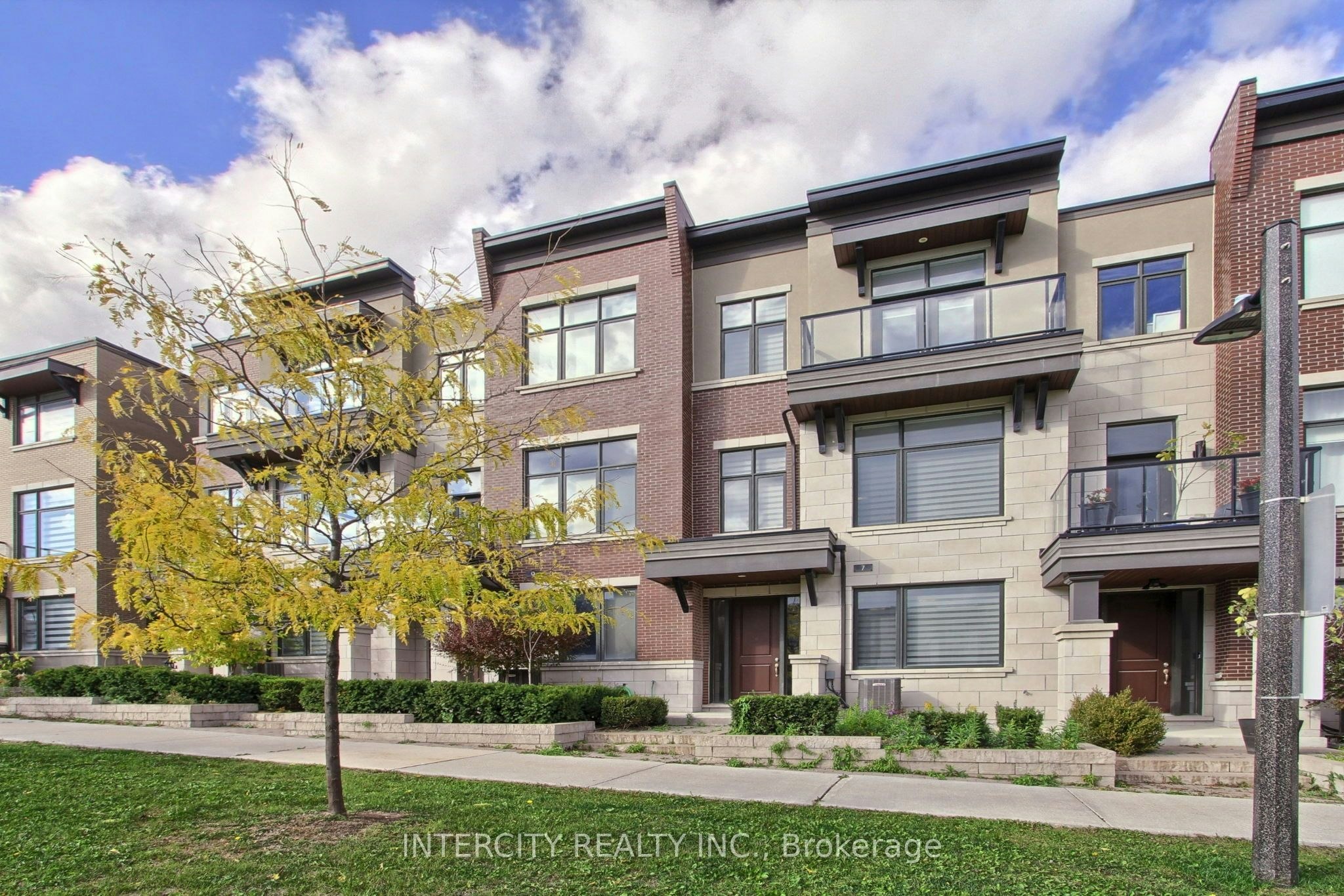 7 Adaskin Drive, Vaughan, ON, L6A 4Z8 - 2