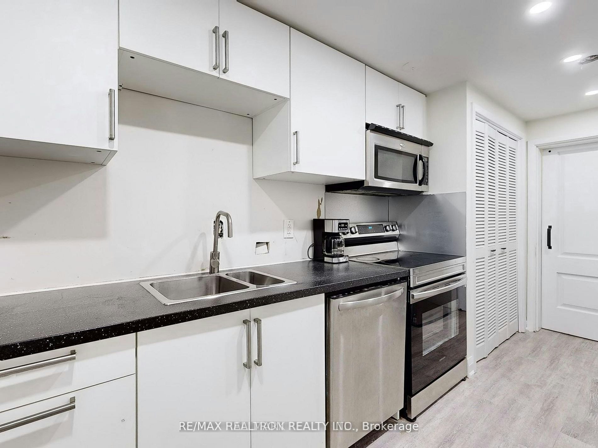 95 Beswick Drive, Newmarket, ON, L3Y 1E8 - 3