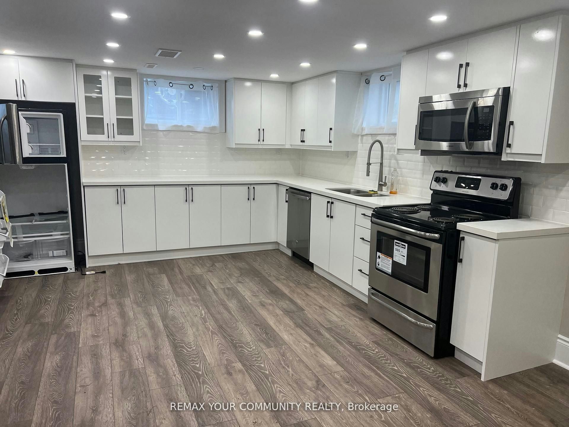 23 Irwin Avenue, Aurora, ON, L4G 3G1 - 2