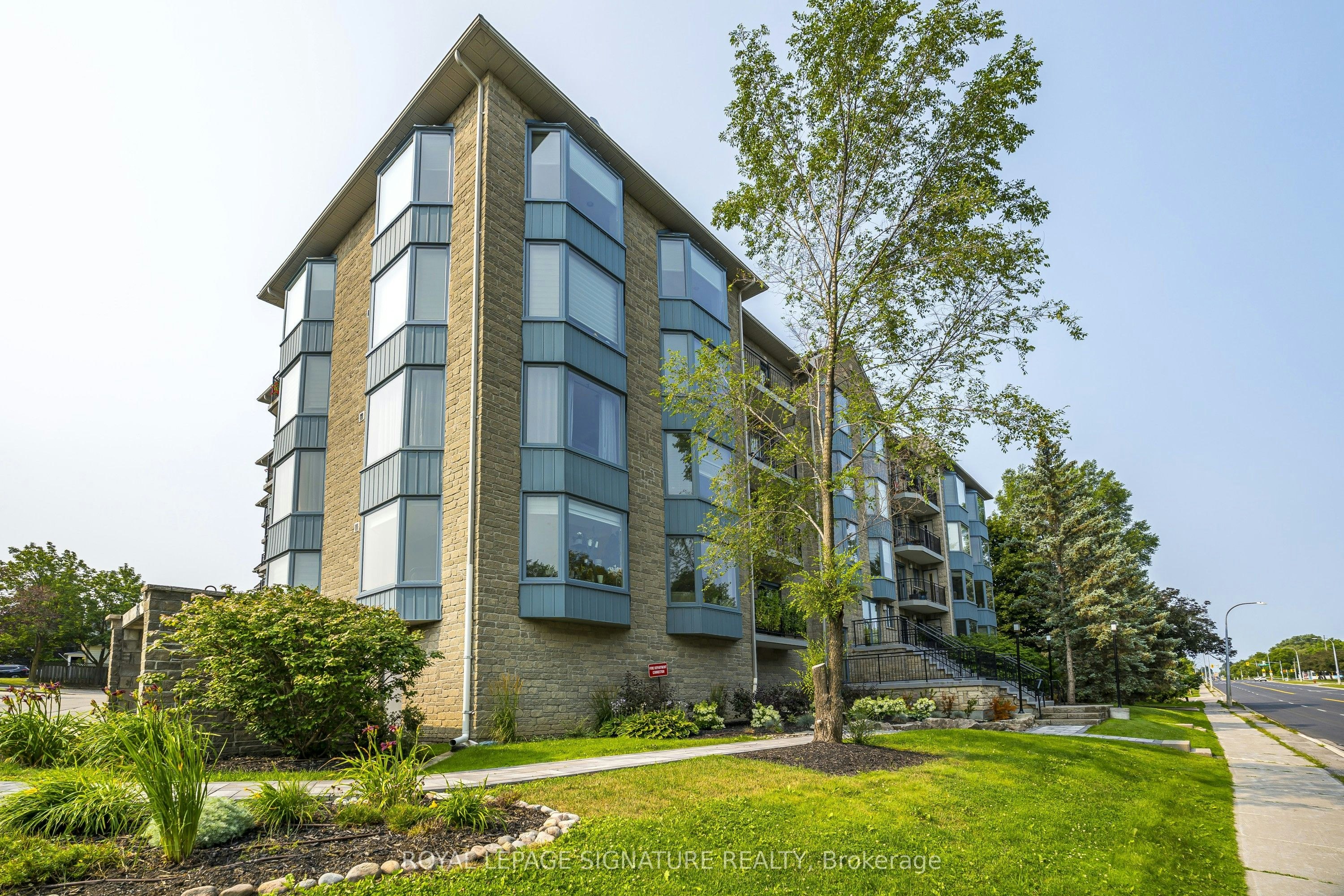 204-85 Wellington Street W, Aurora, ON, L4G 2P2